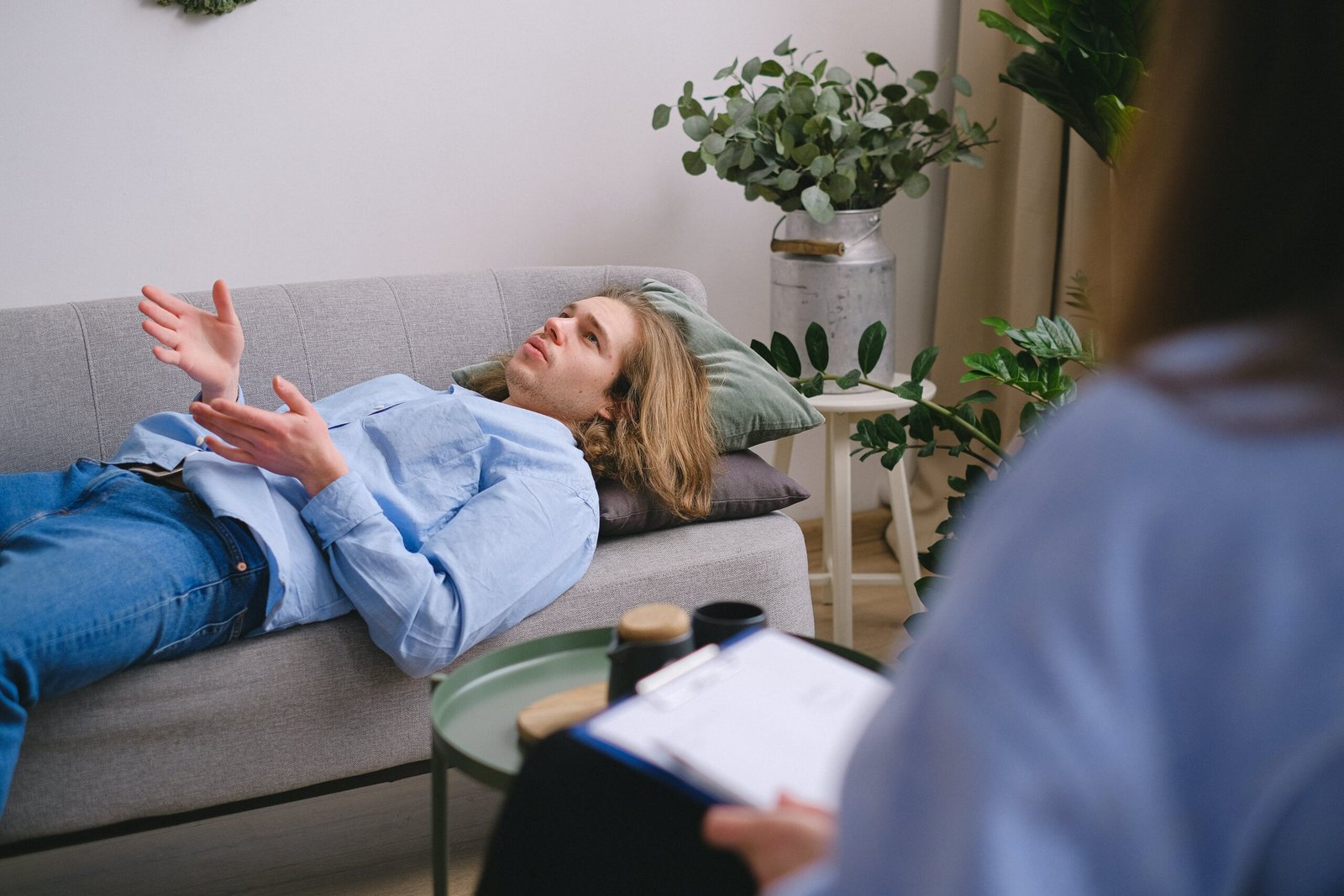 un homme en train de discuter durant une séance de
psychanalyse