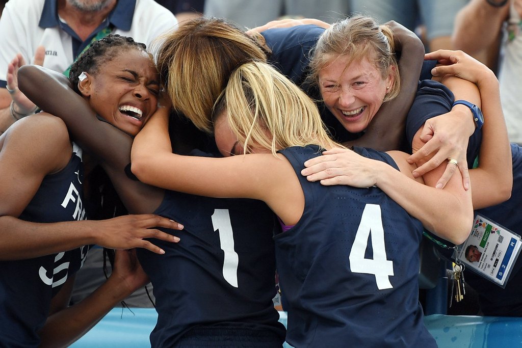 un groupe de jeunes sportifs en train de rire