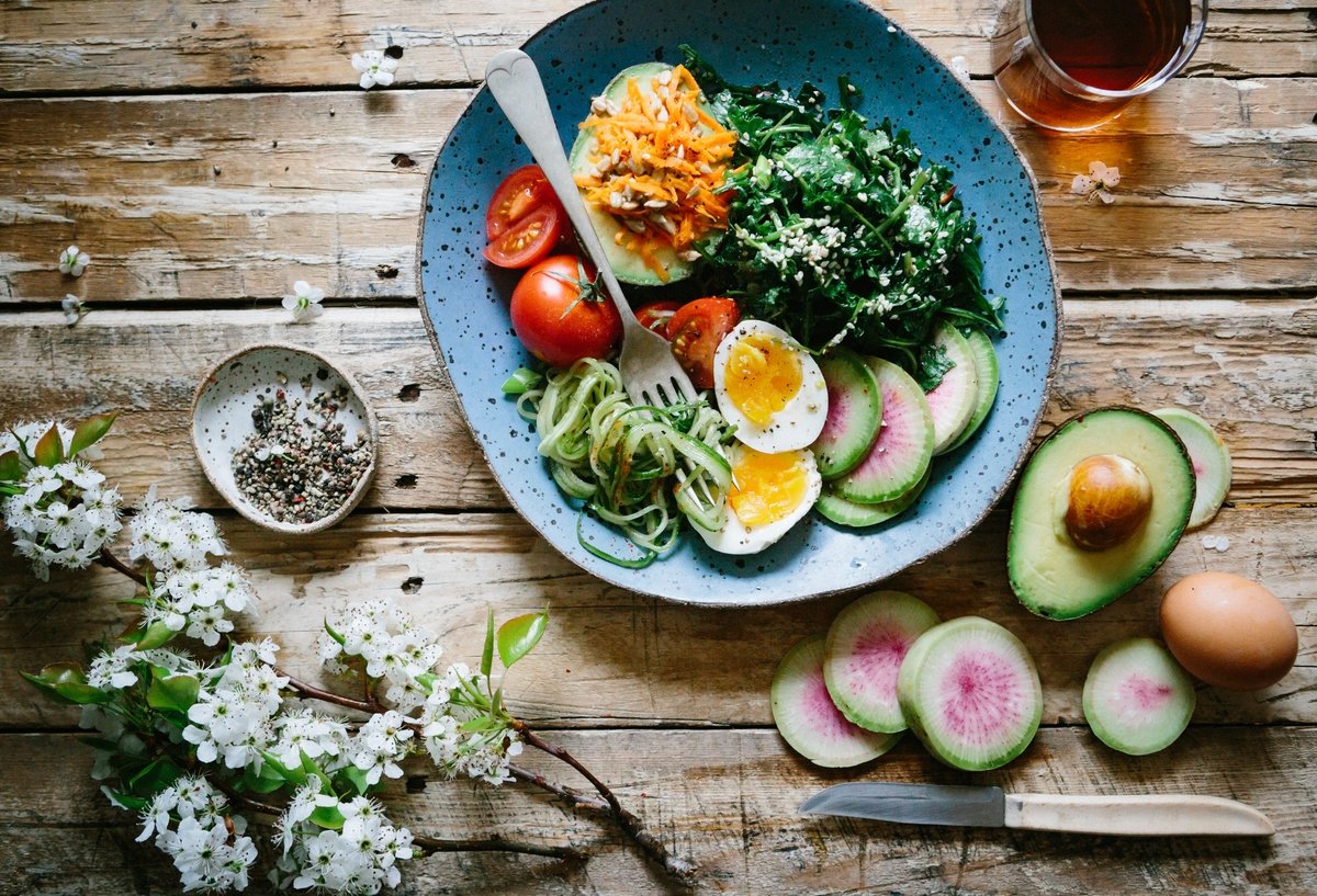 Vue sur une assiette avec des aliments sains