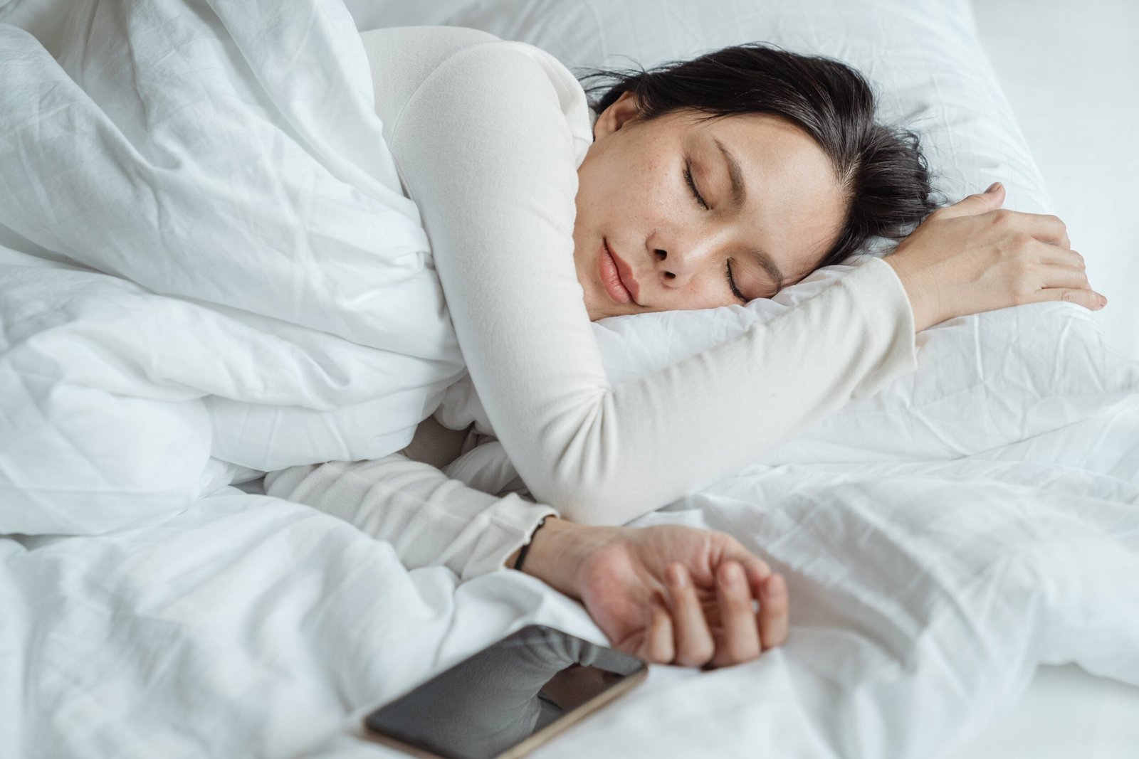 Une femme qui dort dans son lit