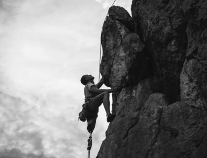 Un homme escalade une falaise