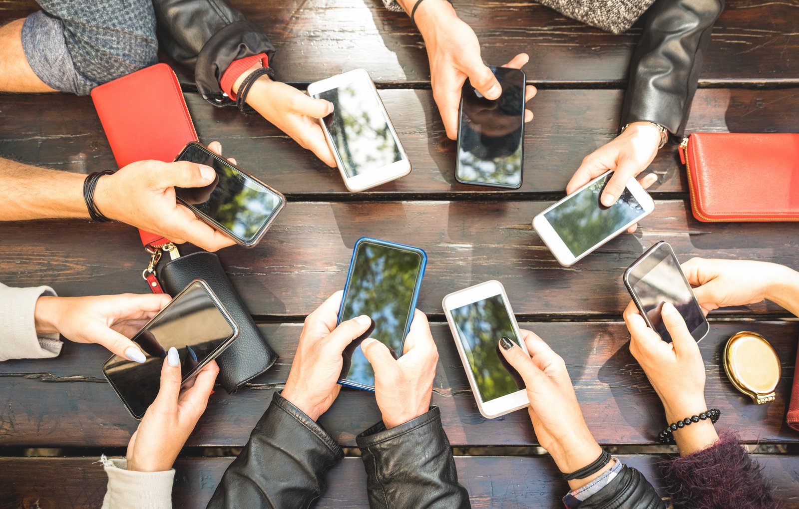 De nombreuses smartphones autour d’une table