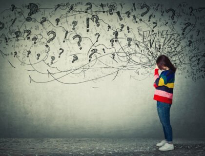 Une femme anxieuse se pose beaucoup de questions